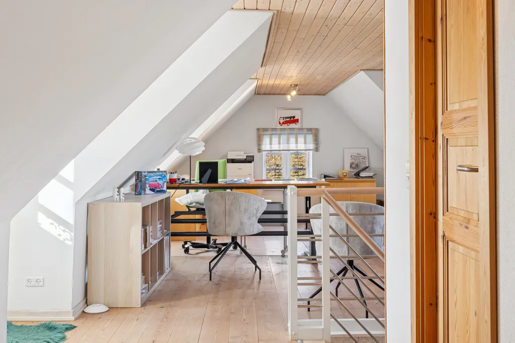 Despacho - House with Business Potential and Large Garden by Alling Å