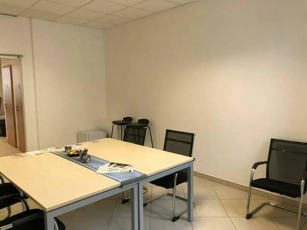 Kabinet - Commercial Space with High Visibility in Dommeldange