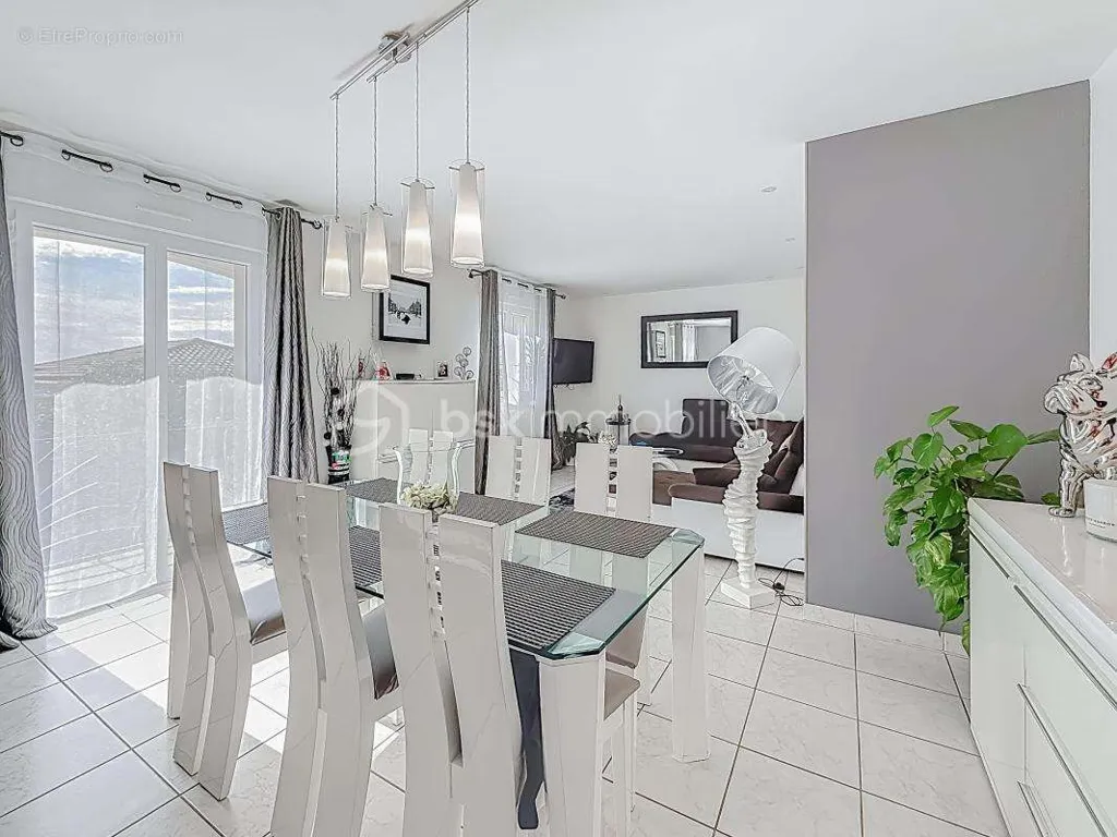 Dining Room - Villa with Pool and Garage in Cournonsec