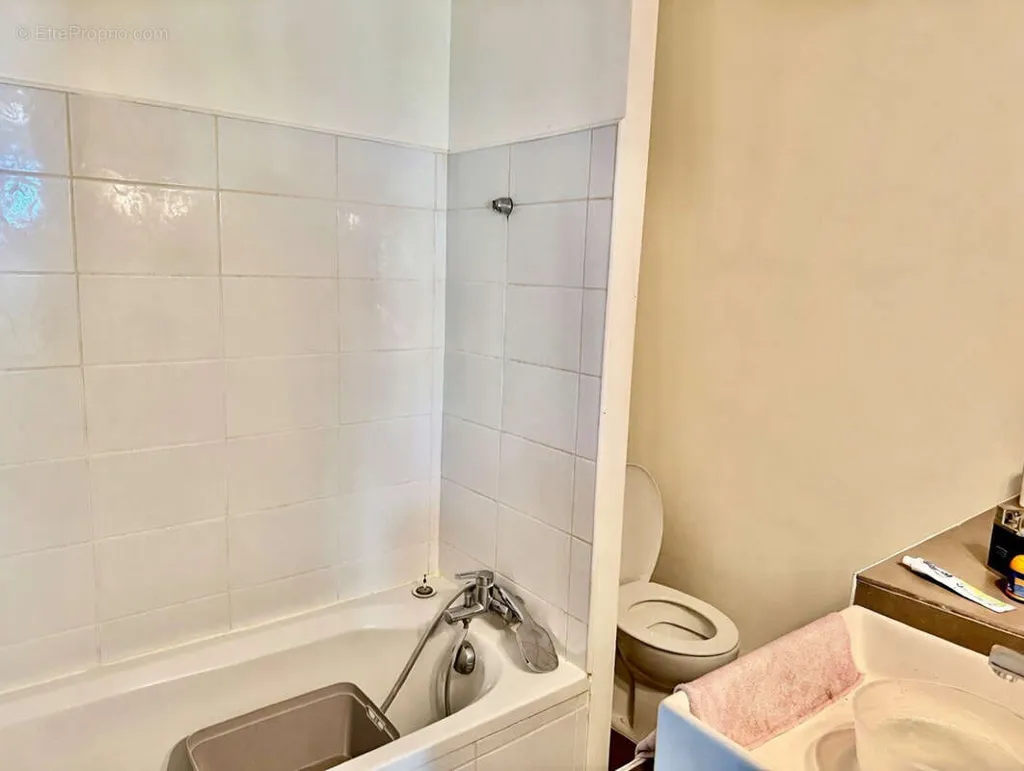 Bathrooms - Bright Apartment with Terrace in Sète