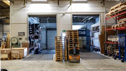 Garage - Warehouse with Office Space in Albertslund