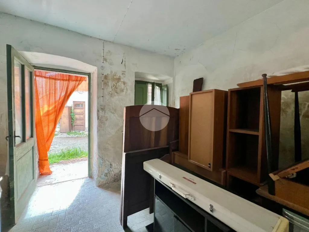 Cucina - Casa di corte da ristrutturare con box a Balangero