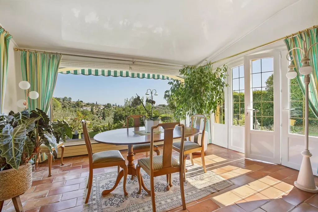 Terrasse - Villa de Charme avec Vue Mer au Rouret