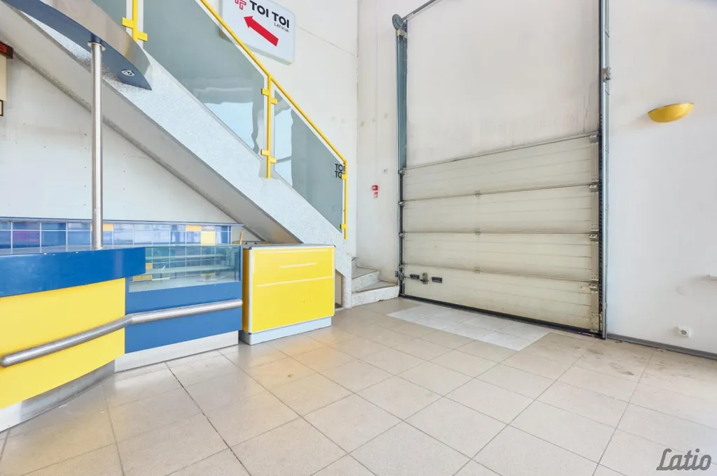 Garaaž - Commercial Space with Extensive Asfaltēta Area in Riga