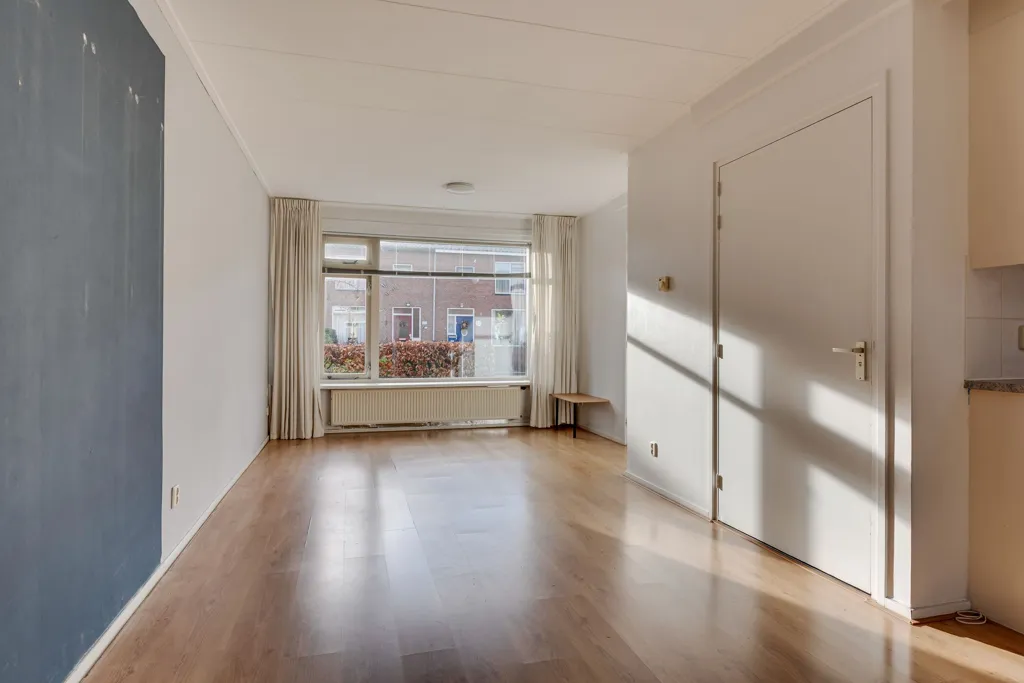 Esik - Spacious Renovated Semi-Detached House in Heiloo
