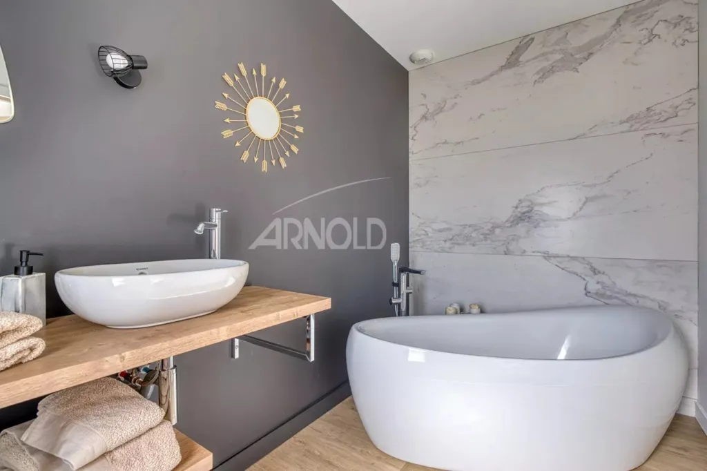 Vannitoad - Architectural Contemporary House with Pool