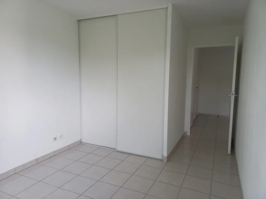 Toad - 3-Bedroom Apartment with Balcony in Vichy