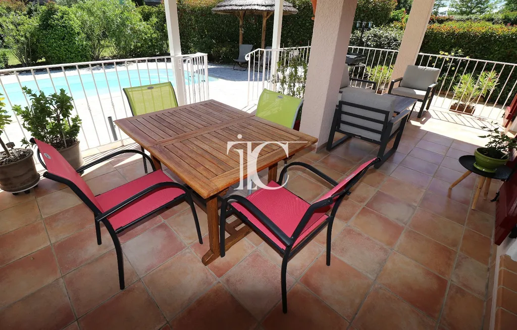 Terrasse - Maison de Plain-Pied avec Piscine à Saint-Ambroix