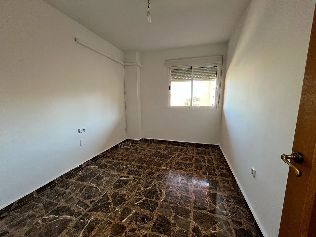 Rooms - Apartment with Balcony in Barrio de Peral