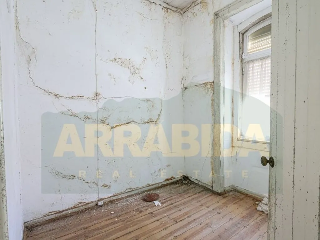 Pièces - Luxury Apartment Complex for Renovation in Sesimbra