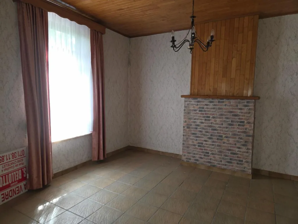 Pièces - Maison de 3 Façades avec Jardin et Garages à Visiter