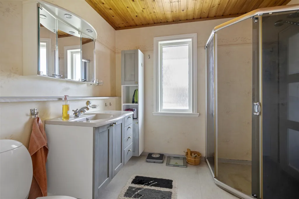 Salles de bain - One-Storey Villa with Pool in Lerdala