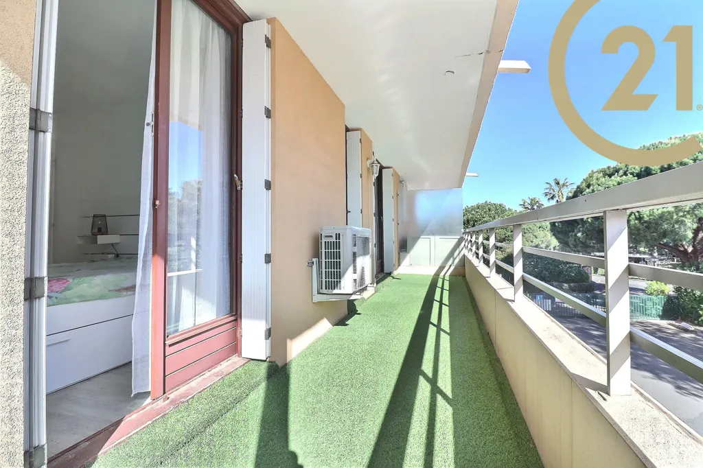 Rõdu - T2 Apartment with Sea View in Fréjus Plage