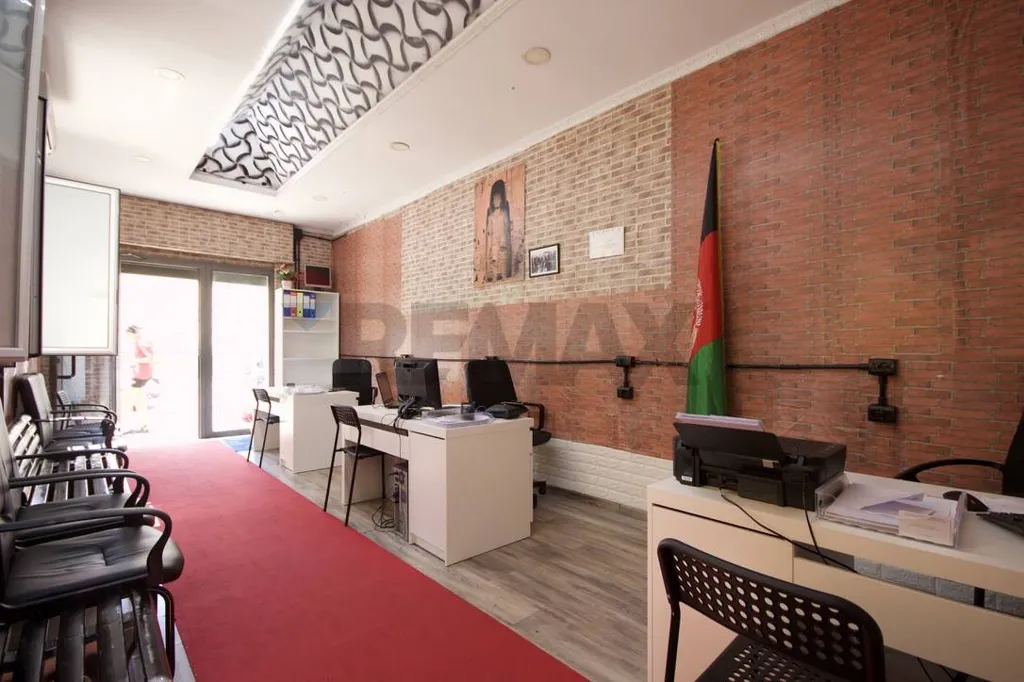 Office - Commercial Unit with High Street Visibility in Rome
