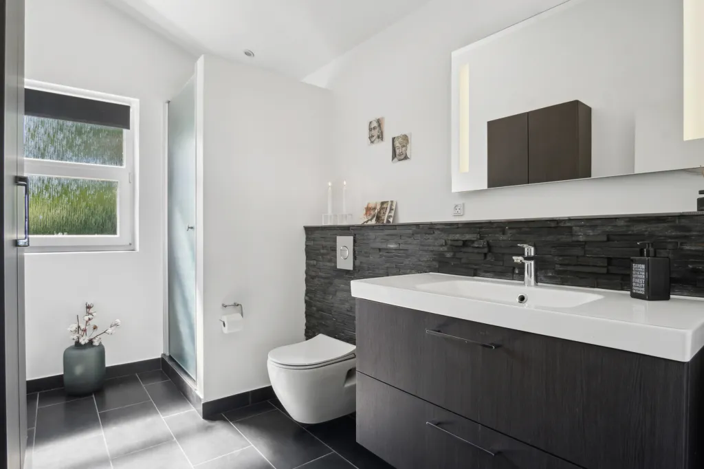 Salles de bain - Architectural House with Water View in Aabenraa