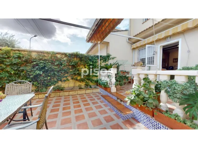 Terrasse - Two-Storey House with Solar Panels in Majaneque