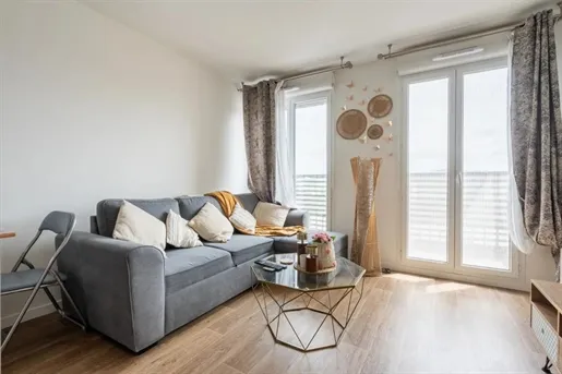 Elutuba - 2-Bed Apartment with Garden View in Le Blanc-Mesnil