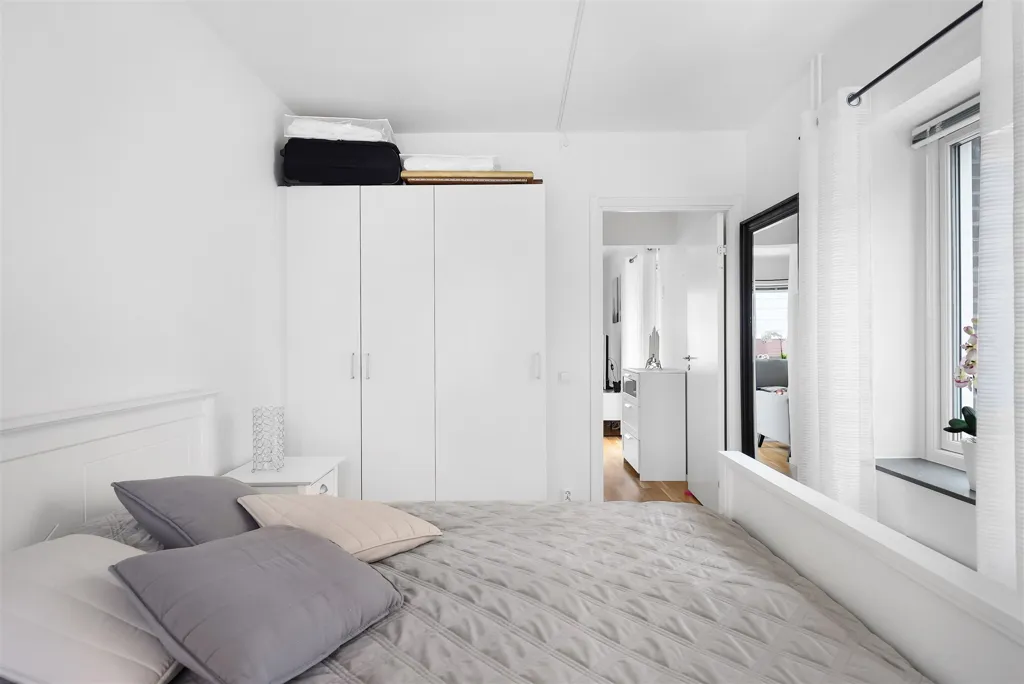 Chambres - Modern 2-Bedroom with Balcony in City Centre