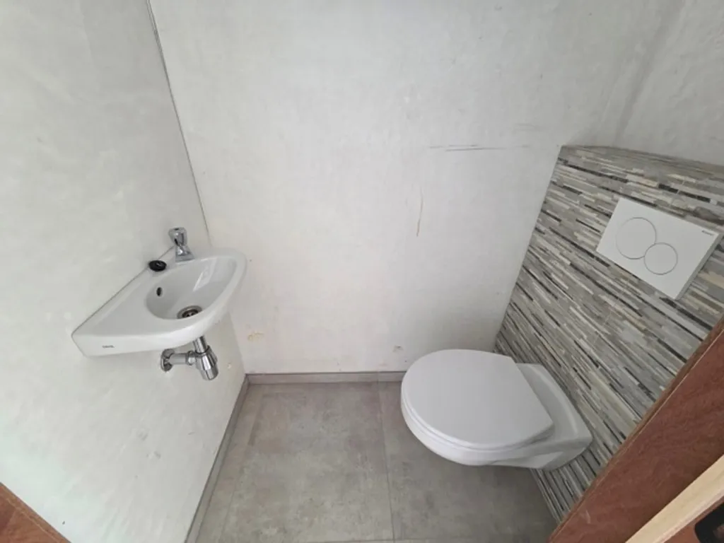 Salles de bain - Maison semi-détachée avec terrasse et jardin à proximité