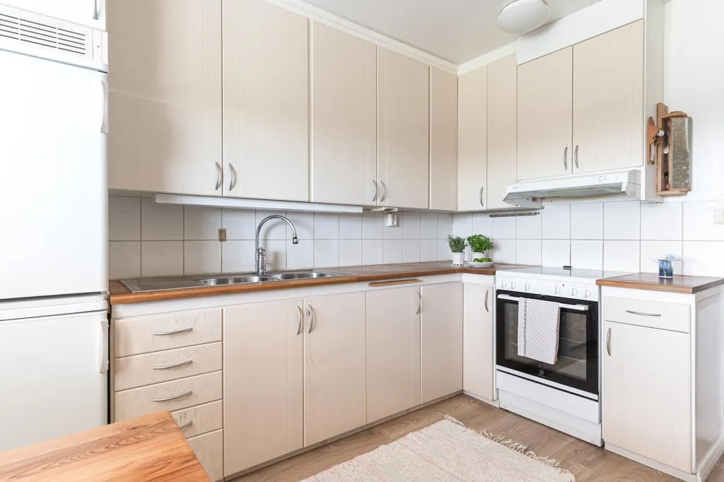 Köök - Apartment with Balcony View in Popular Area