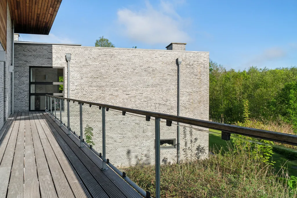 Balcon - Modern House with Stringent Architecture in Stouby