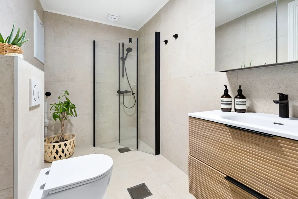 Bathrooms - Spacious Terraced House with Terrace in Quiet Area