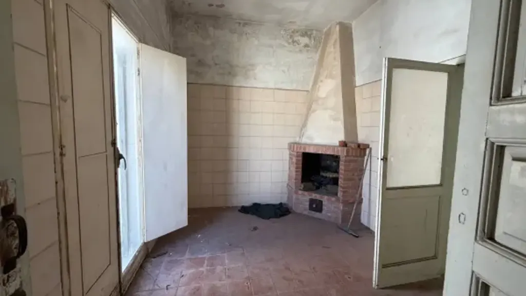 Toad - Terraced House for Renovation in Central Bari