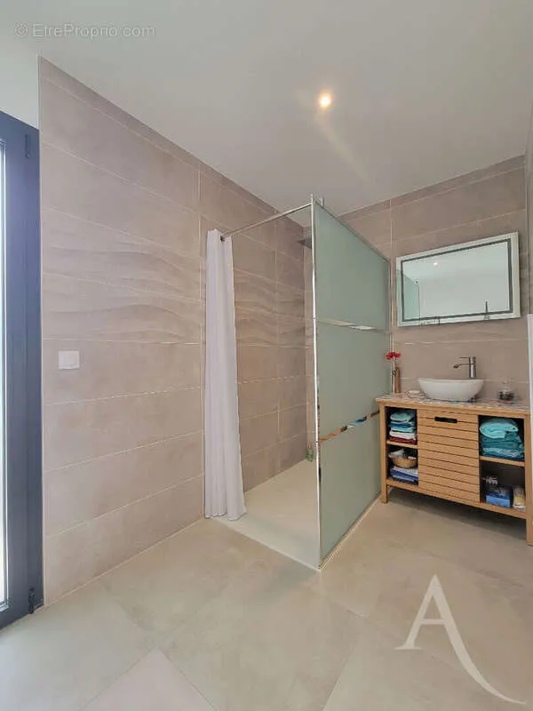 Salles de bain - Maison Moderne avec Jardin à Ortaffa