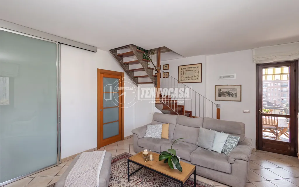 Séjour - 5-Bedroom Apartment with Double Garage in Chieri