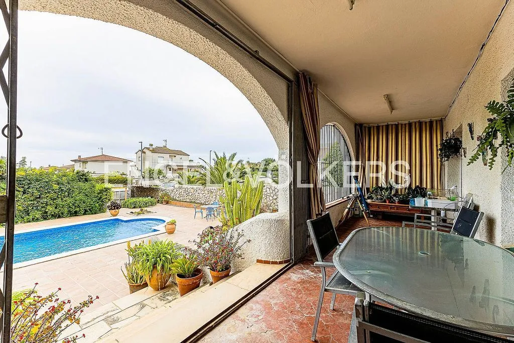 Bassein - Single-Storey Chalet with Pool in El Parc de Cubelles