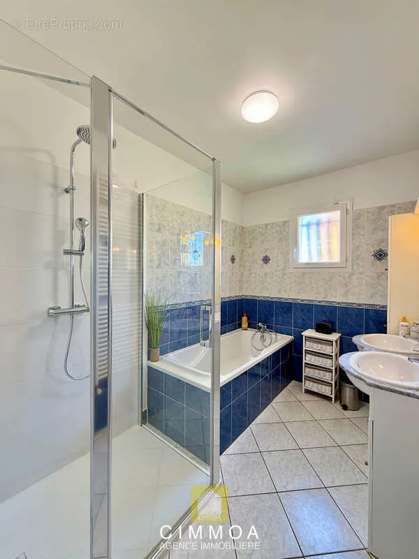 Salles de bain - Maison avec Piscine à Poussan
