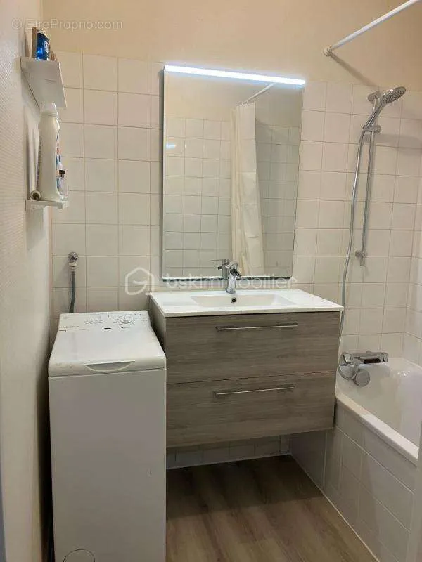 Salles de bain - Appartement avec parking et cave à Franconville