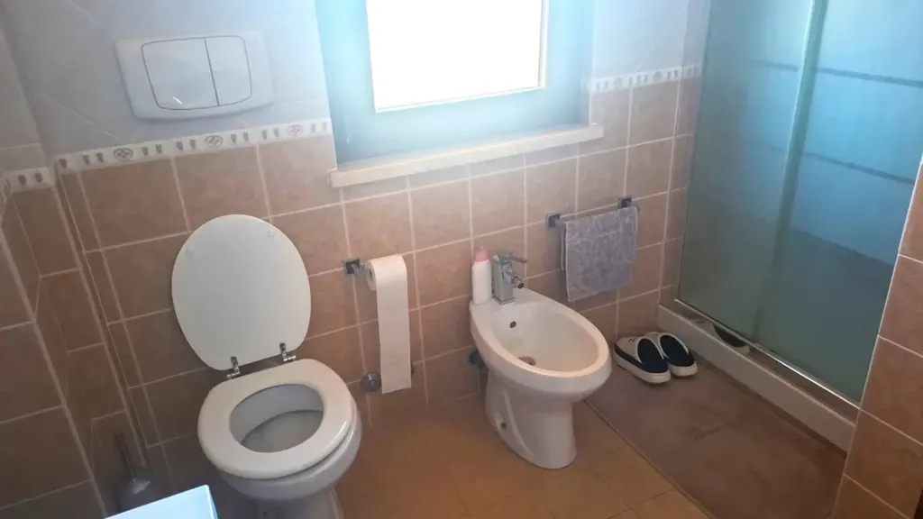 Bagni - Casa indipendente con giardino a Pomezia