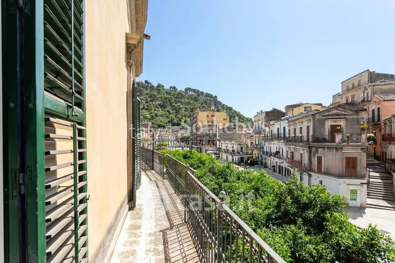 Balcone - Historic Triplex with Terraces in Modica