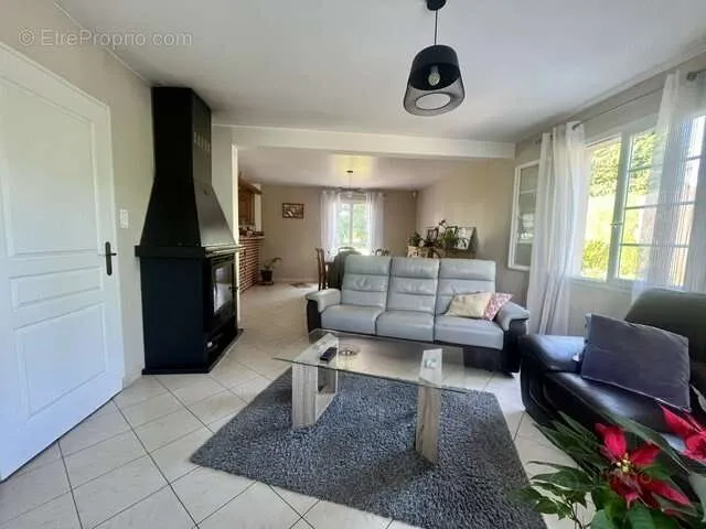 Séjour - Pavillon avec Sous-Sol Total près de Gisors