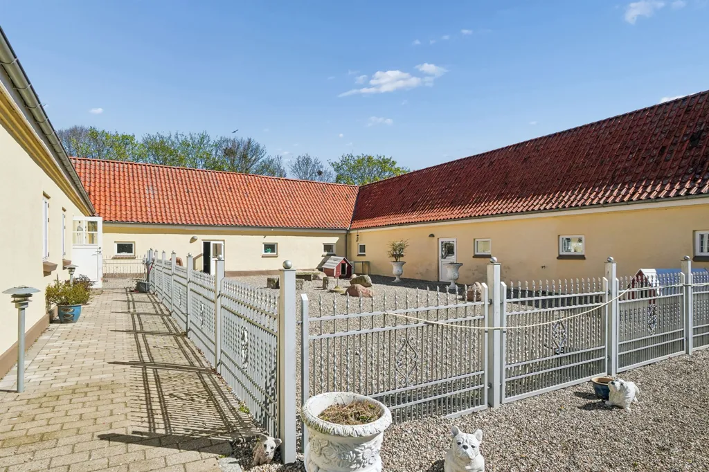Aed - Mixed-Use Property with Kennel in Ruds Vedby