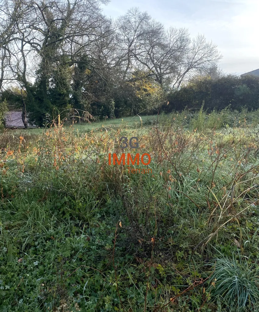 Jardin - Terrain Constructible au Calme avec Vue Sud près de Nîmes