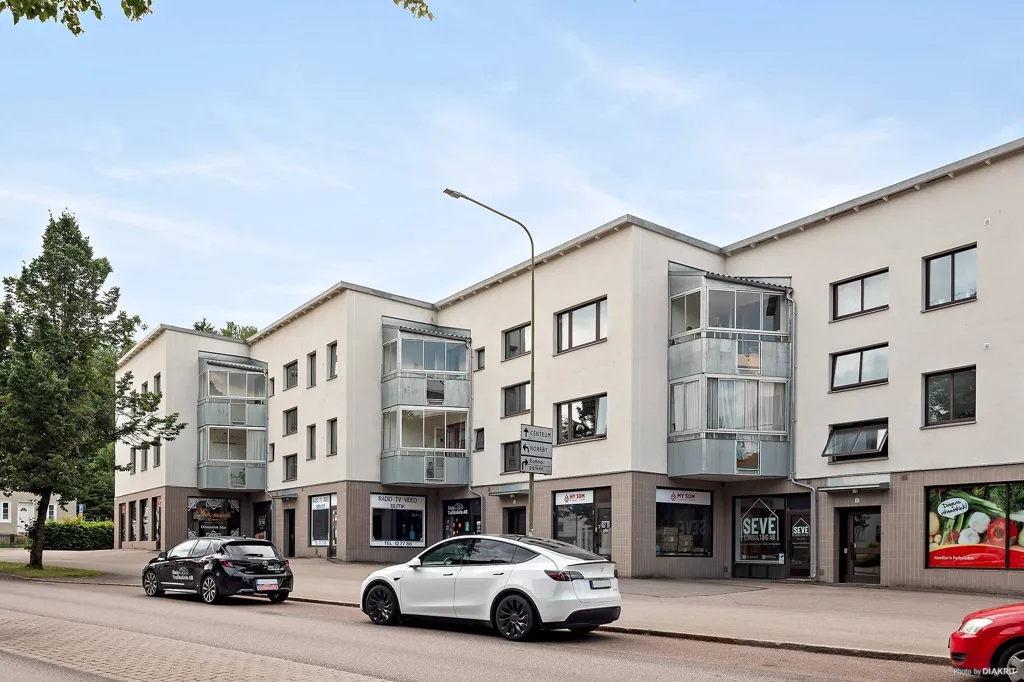 Exterior - Modern 2nd Floor Flat with Balcony in Central Location