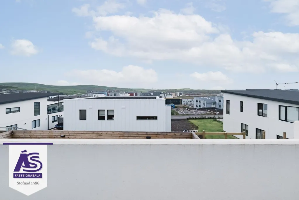 Terrazza - Newly Built Duplex with Garden in Skarðshlíð