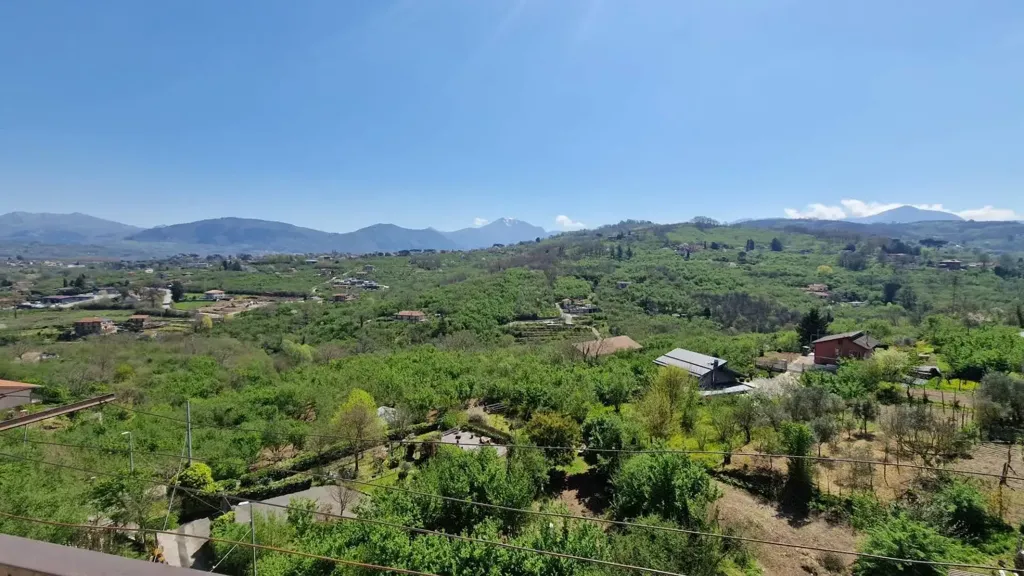 Rõdu - Three-Bedroom Apartment with Balcony in Avellino