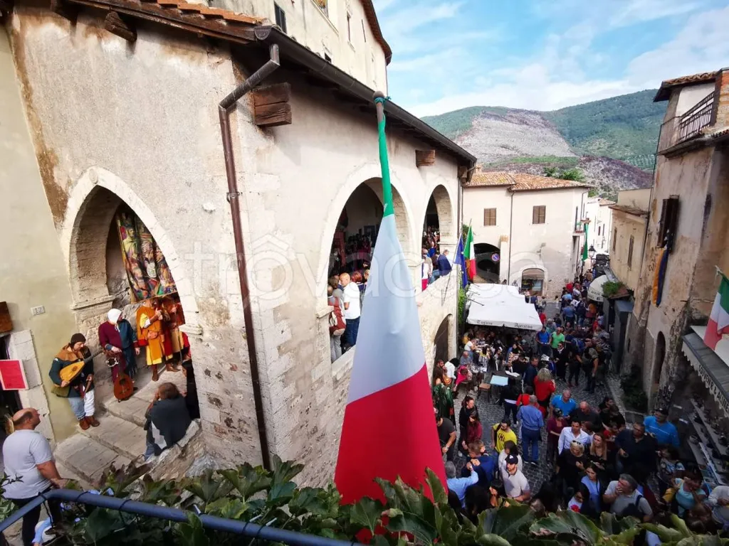 Two-Unit House with Balcony in Sermoneta