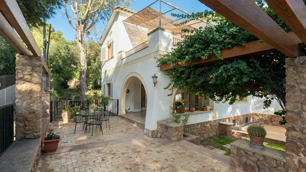 Terrasse - Mallorcan-Style Villa with Pool in Bendinat