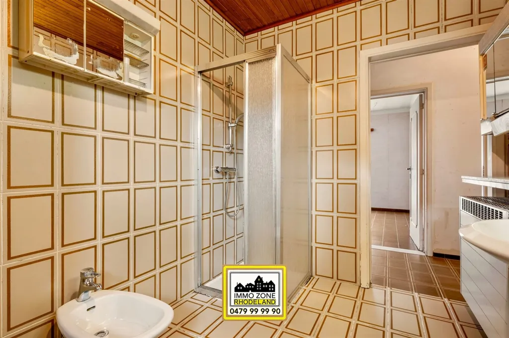 Salles de bain - Bungalow à rénover avec jardin à Zottegem