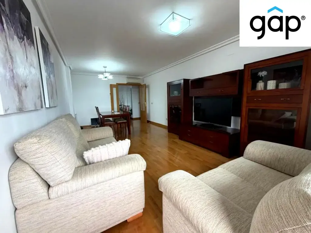 Elutuba - Spacious Student Flat with Gym in Calle de las Encinas