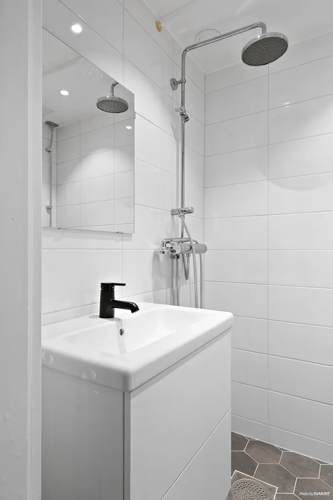 Salles de bain - 1st Floor Flat with Glass Balcony in Vällingby Centre
