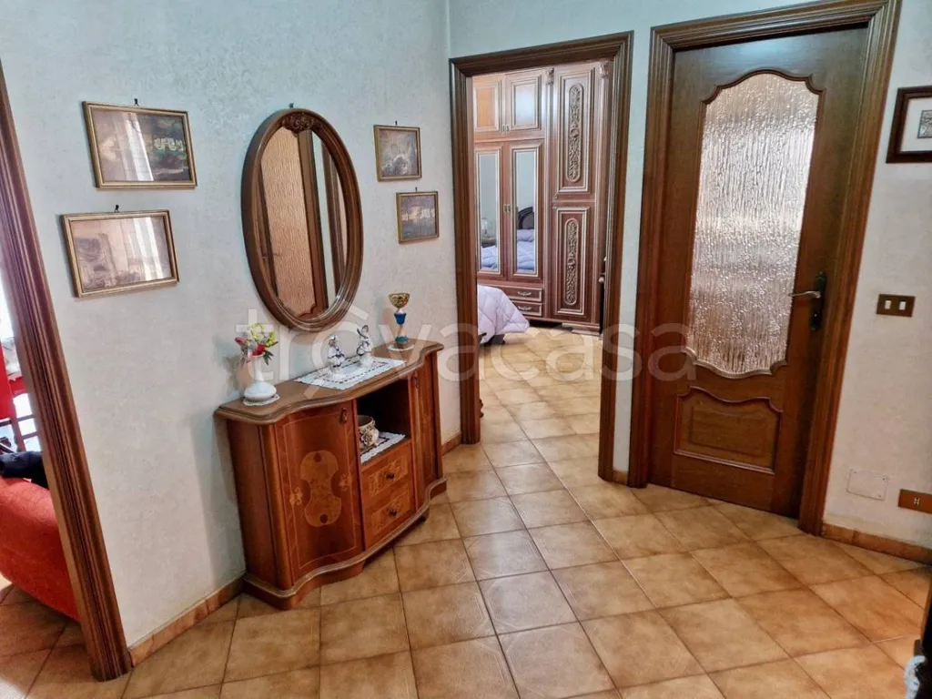 Entrée - Apartment with Three Exposures in Turin
