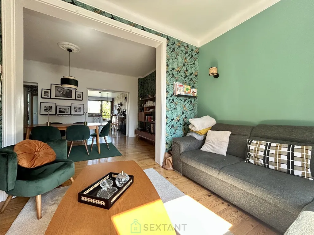 Living Room - Charming House with Garden near Train Station