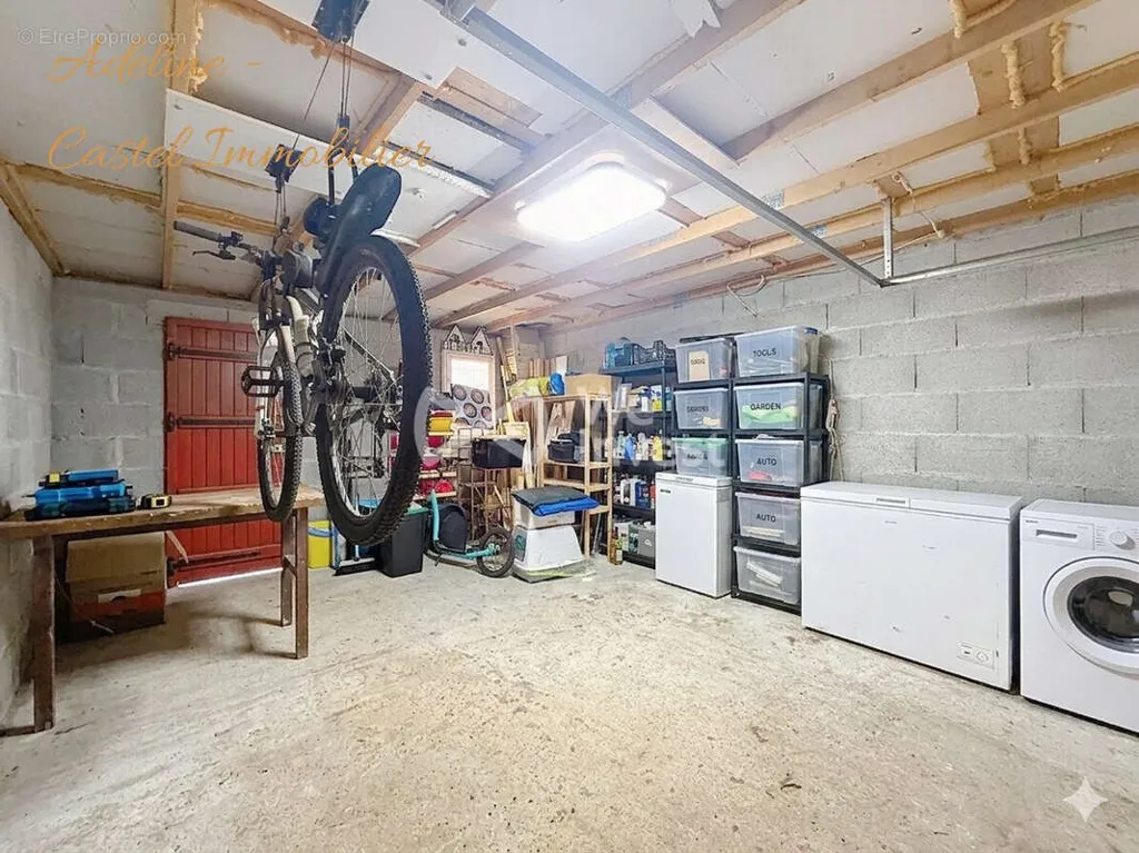 Garage - House with Garden in Roussillon