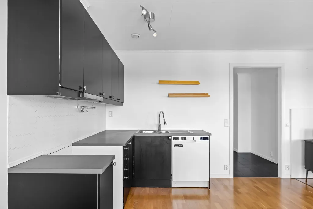 Köök - Well-Maintained 3-Bed Flat with Garage in Family-Friendly Area