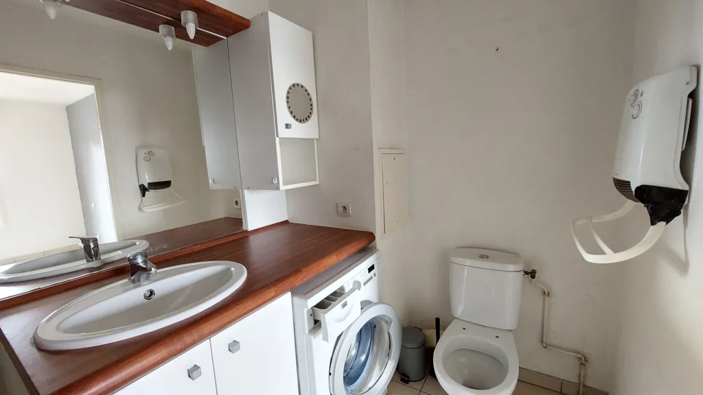 Bagni - 2-Bedroom Flat with Balcony in Melun